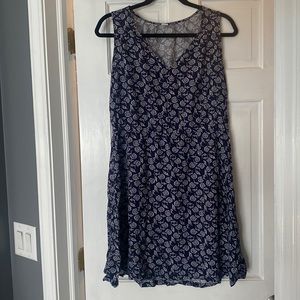 Floral print Old Navy blue and white dress.